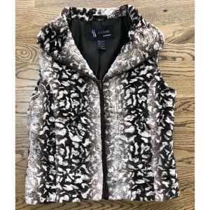 🌃Women’s faux fur zip up vest!🌃